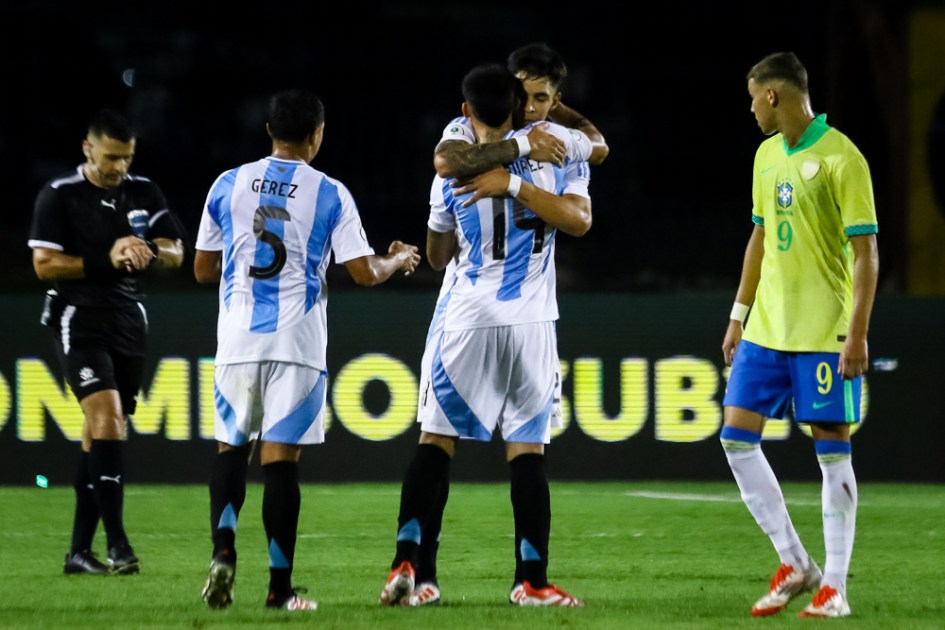 Jogadores da Argentina comemoram a vitória nesta sexta-feira, em partida do grupo B do Campeonato Sul-Americano Sub-20 entre as seleções de Brasil e Argentina, no estádio Polideportivo Misael Delgado, em Valência