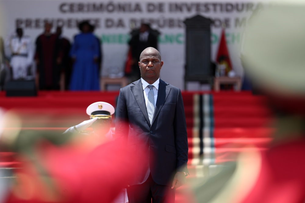 Daniel Chapo assume presidência de Moçambique em meio a protestos e alegações de fraude eleitoral