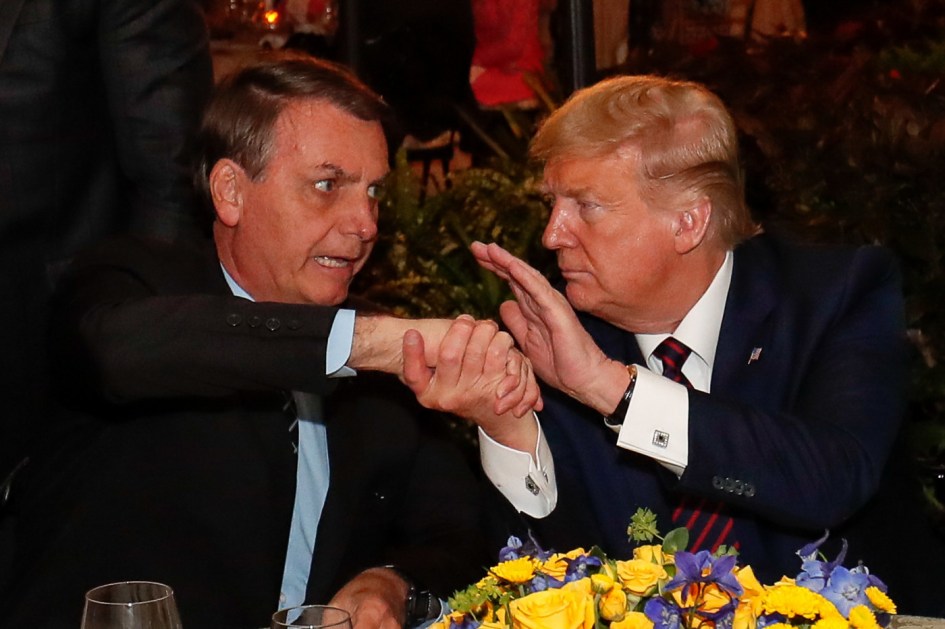 Presidente Jair Bolsonaro segura a mão de Donald Trump