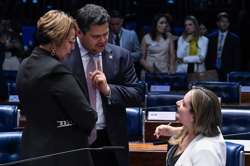 As senadoras suplentes Jussara Lima (à esq.) e Augusta Brito (sentada) conversam com Davi Alcolumbre, candidato à presidência da Casa