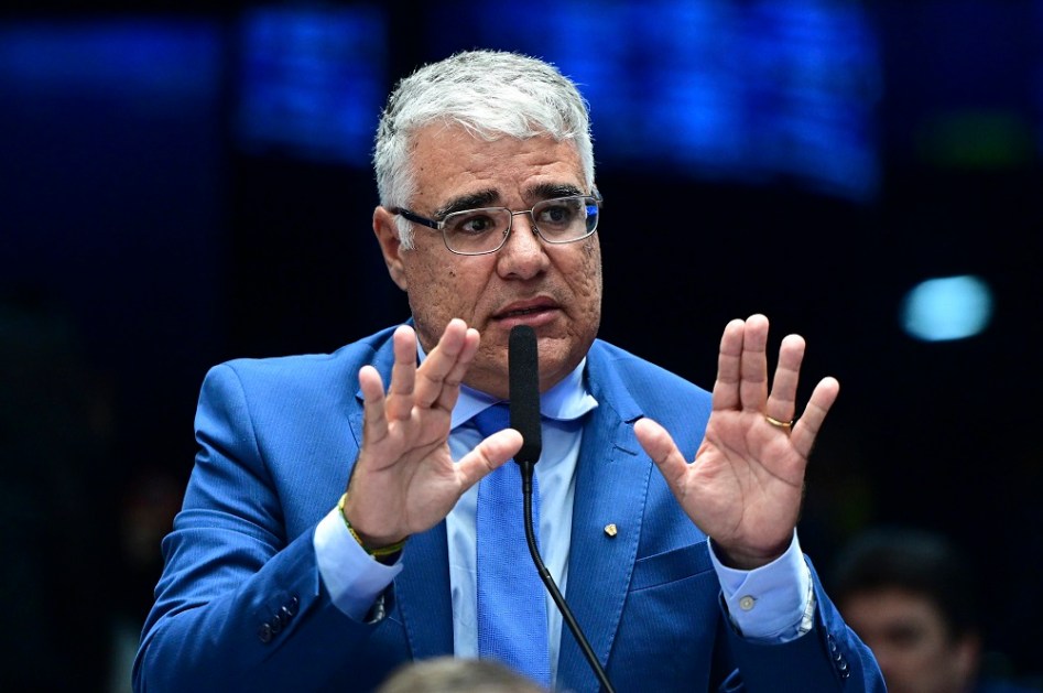 Eduardo Girão no plenário do Senado