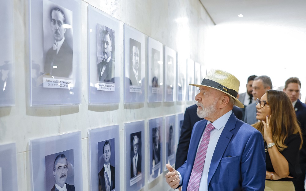 Lula pede clareza histórica durante visita à galeria de ex-presidentes no Palácio do Planalto