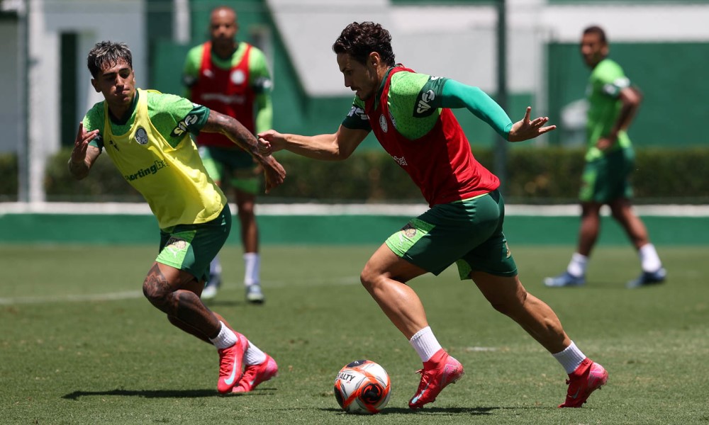 Os jogadores Facundo Torres e Raphael Veiga (D), da SE Palmeiras, durante treinamento, na Academia de Futebol