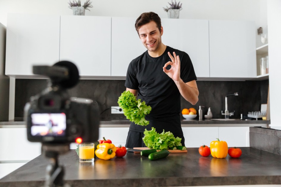 Homem faz vídeo sobre alimentação