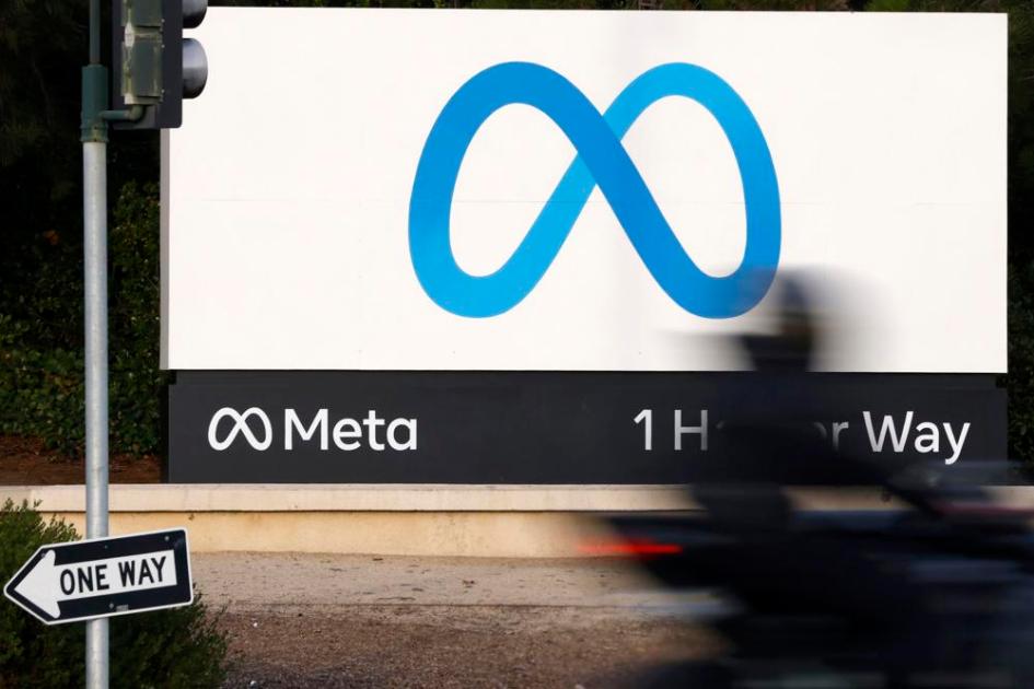 Placa da Meta em frente à sede da empresa em Menlo Park, Califórnia