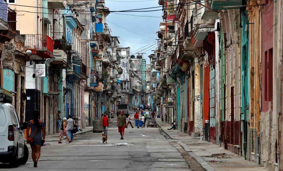 Pessoas andando na rua em Cuba