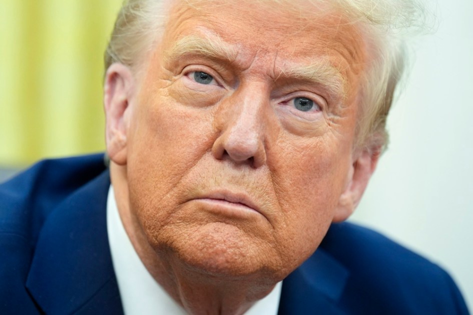 O presidente dos Estados Unidos, Donald Trump, sentado no Salão Oval após assinar ordens executivas na Casa Branca, em Washington, DC, EUA, em 23 de janeiro de 2025.