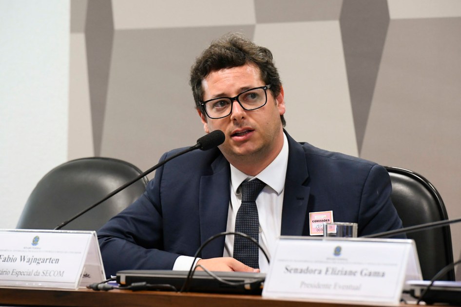 Comissão de Transparência, Governança, Fiscalização e Controle e Defesa do Consumidor (CTFC) realiza audiência pública com o secretário especial de Comunicação Social da Presidência, para prestar informações sobre prioridades e diretrizes da pasta.rrÀ mesa, em pronunciamento, secretário especial de Comunicação Social, Fabio Wajngarten