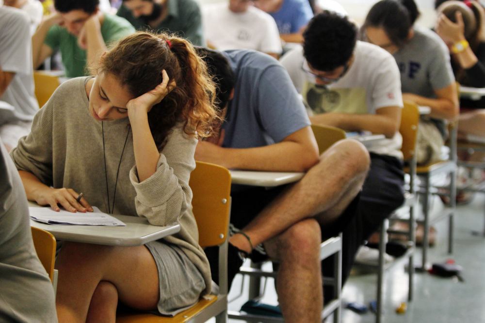 Mais de 40% dos universitários trancam curso por dívidas, aponta pesquisa da Serasa