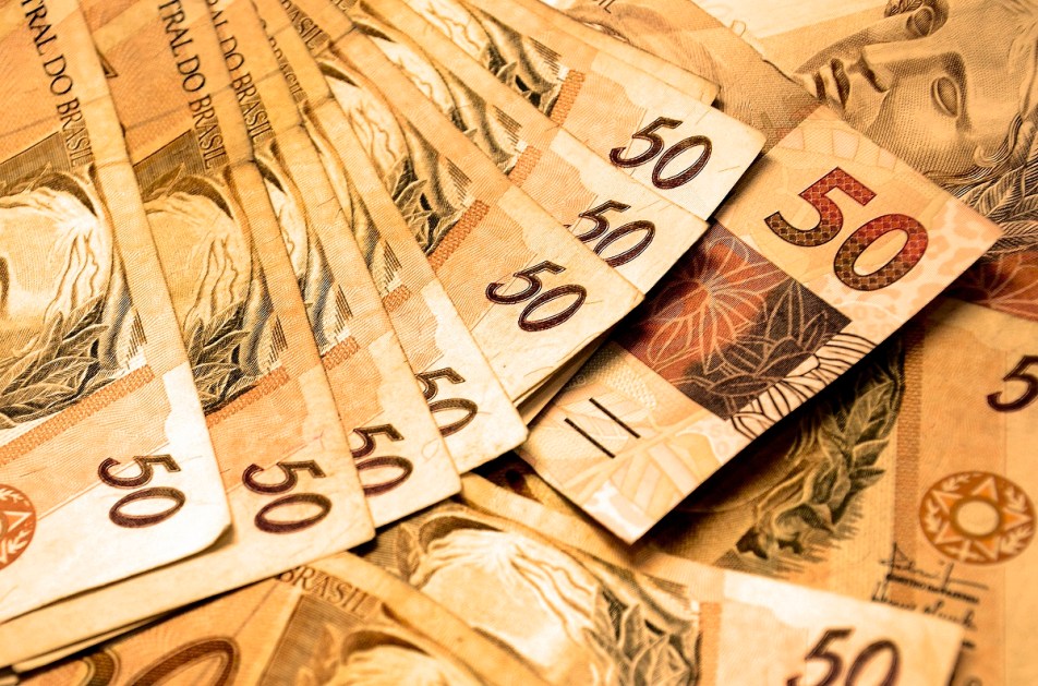 Cédulas de R$50 colocadas em sequência