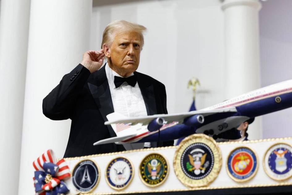 O presidente dos Estados Unidos, Donald Trump, corta o bolo durante o Commander-in-Chief Ball em Washington, DC