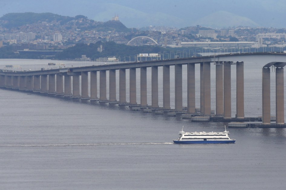 Barca próxima à ponte Rio-Niterói