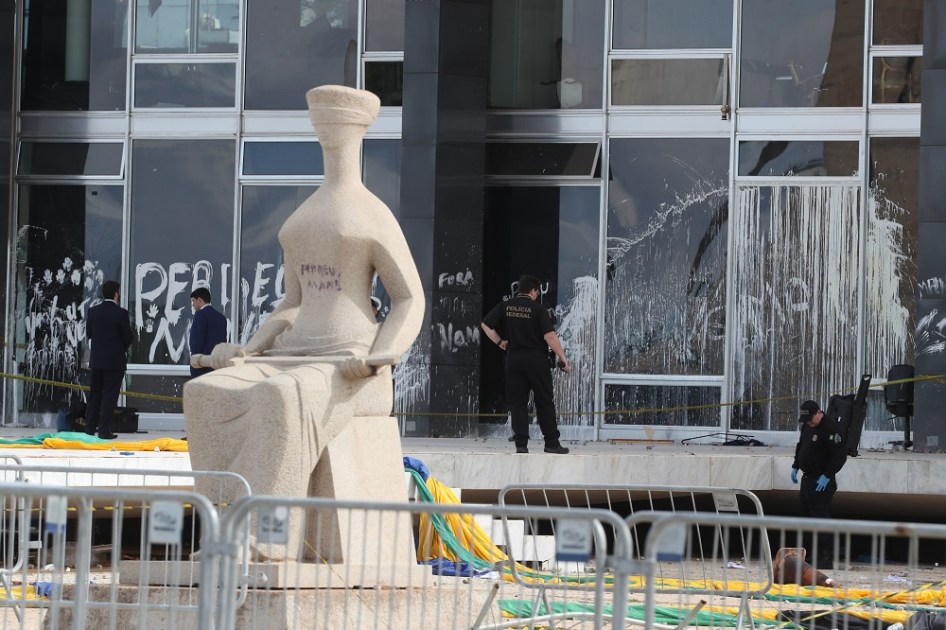 Vidros quebrados na praça dos Três Poderes