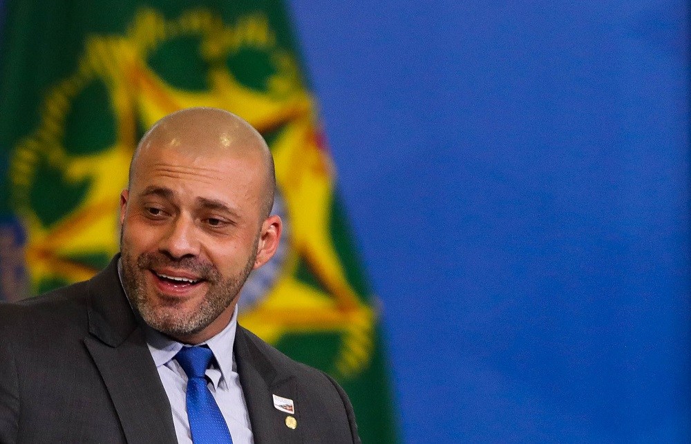 Advogado de Silveira pede que gabinete do STF pague passagem e hotel caso seja incumbido de entregar arma