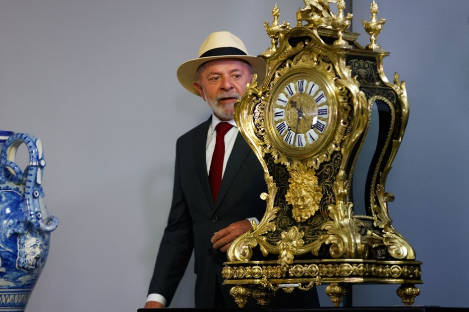 O presidente da República, Luiz Inácio Lula da Silva (PT), reapresenta no Palácio do Planalto, em Brasília, na manhã desta quarta-feira, 8, o relógio do século XVII trazido ao Brasil por dom João VI e uma ânfora (espécie de vaso) esmaltada que haviam sido danificados nos ataques golpistas de 8 de Janeiro