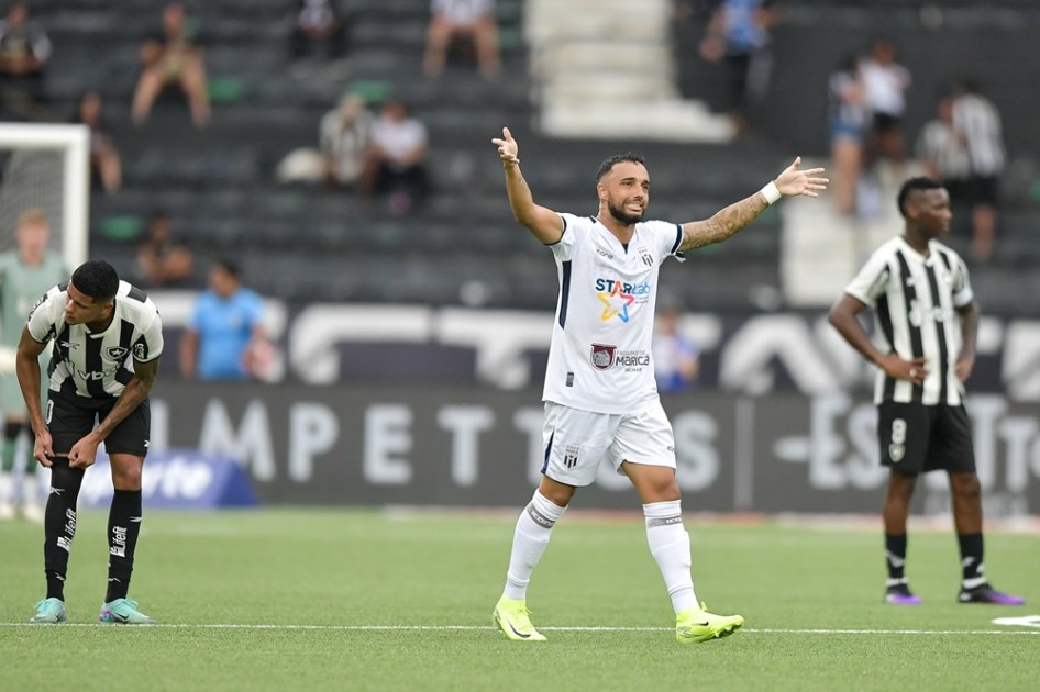 Hugo Borges jogador do Maricá comemora seu gol durante partida contra o Botafogo no estádio Engenhão