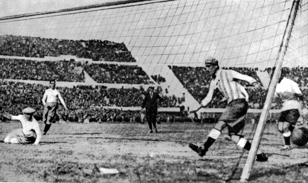 Gol do Uruguai durante partida com a Argentina na final da Copa do Mundo de futebol de 1930, no estádio Centenário, em Montevidéu