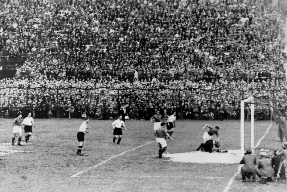 Itália, Milão, 10/06/1934, O italiano Guaita chuta para marcar gol durante partida da semifinal da Copa do Mundo de 1934, entre Itália e Áustria, disputada em Milão, Itália. A equipe da casa venceu por 1 a 0. A Copa de 34 foi a primeira na qual os países tiveram que se classificar na disputa das Eliminatórias para poder participar.