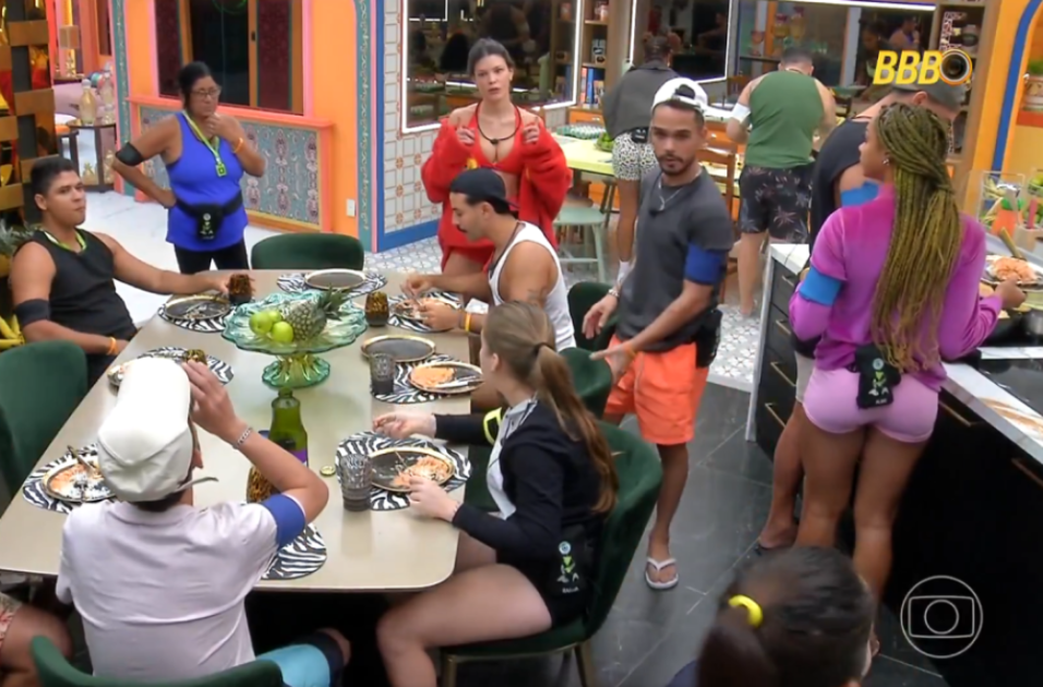 Participantes comem na cozinha do "BBB25"