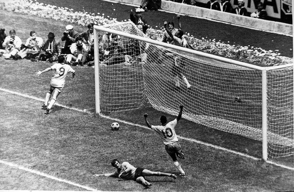 Pelé comemora o quarto gol, marcado por Carlos Alberto no jogo contra a Itália na copa do mundo de 1970