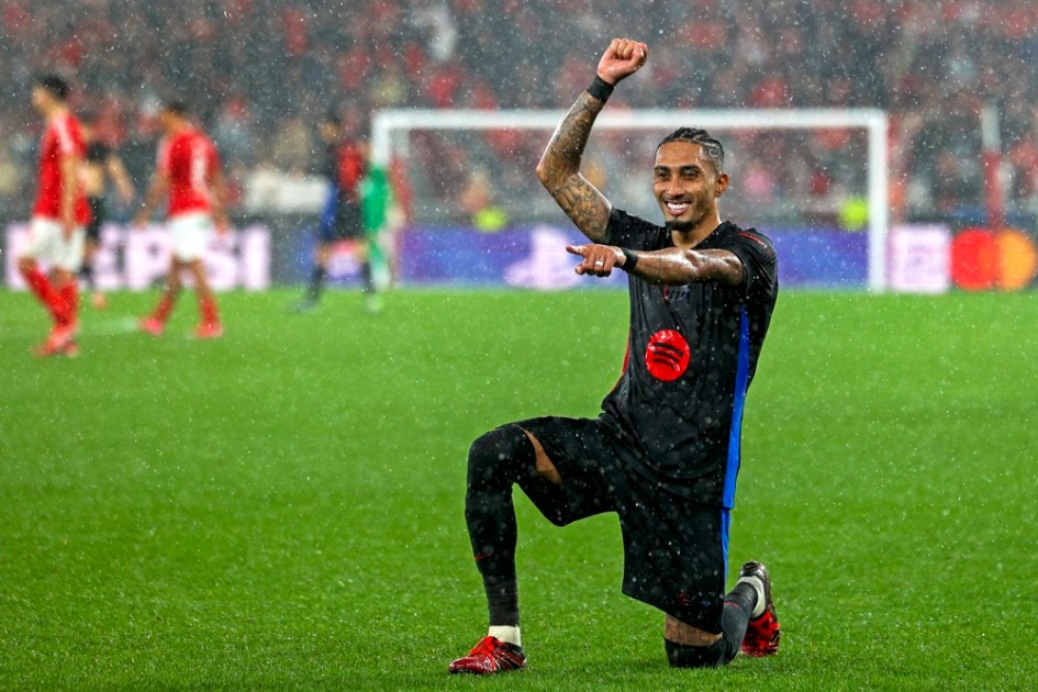 Raphinha, do Barcelona, comemora após marcar um gol contra o Benfica durante partida da Liga dos Campeões