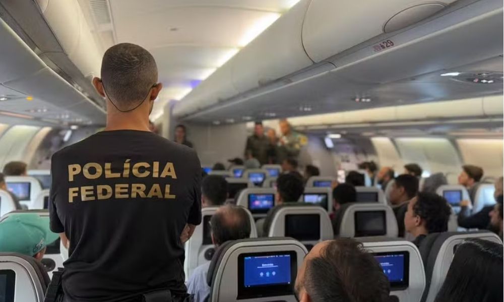 Avião com brasileiros deportados dos EUA chega a Belo Horizonte