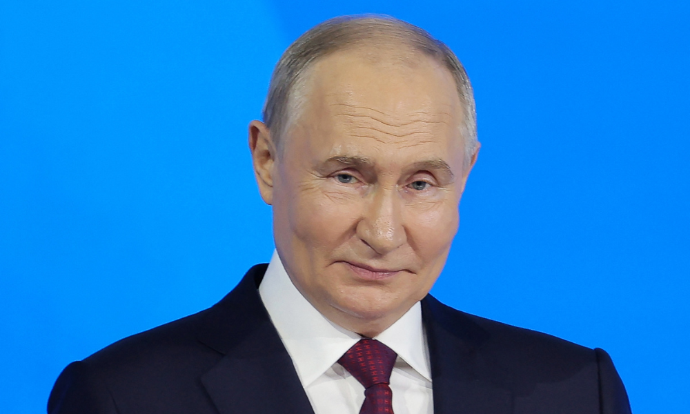 O presidente da Rússia, Vladimir Putin, faz um discurso durante o Fórum Econômico Internacional de São Petersburgo (SPIEF) em São Petersburgo, em 7 de junho de 2024. A Hungria, que assumiu a presidência rotativa da UE esta semana, ainda não confirmou relatos de que Orban - o aliado mais próximo do Kremlin no bloco - era esperado em 5 de julho de 2024, em Moscou, para conversações com o presidente Vladimir Putin.