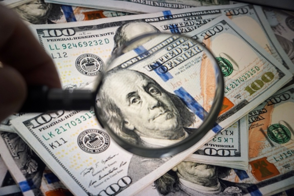 Dólar cai a R$ 5,87 após comentários de Trump sobre tarifas no exterior e possível acordo com a China