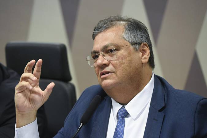 Dino bloqueia R$ 6 mi de Eduardo Cunha após citar indicação de emendas do ex-deputado