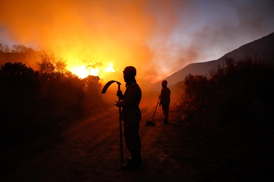 Brigadistas, bombeiros e voluntÁrios trabalham no combate da queimada na parte alta do Parque Nacional do Itatiaia, localizado na Serra da Mantiqueira, em Itatiaia (RJ)