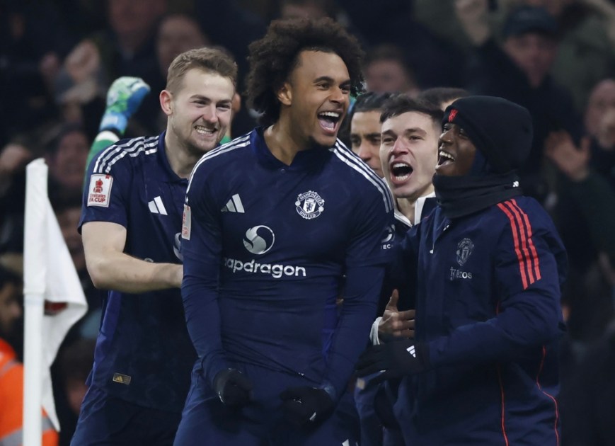 Joshua Zirkzee, do Manchester United, comemora com seus companheiros de equipe após marcar o pênalti decisivo na disputa de pênaltis