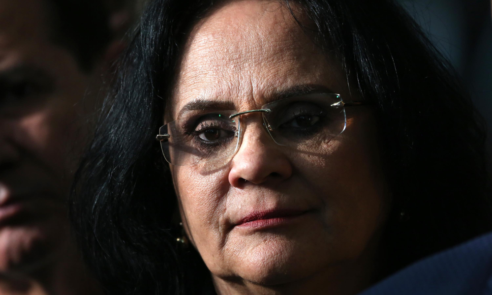 Damares nega ter abandonado Flávio e cobra fim de ataques da direita