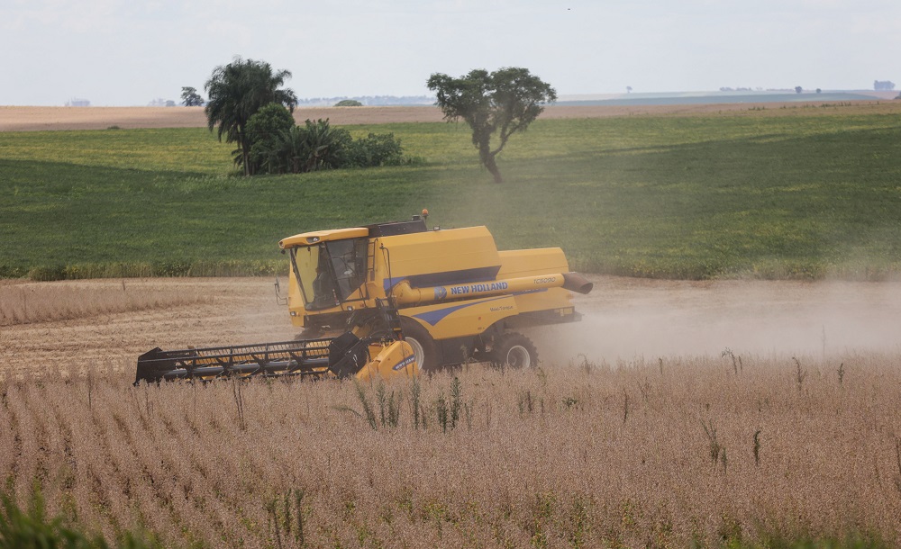 Produtores rurais da Região Oeste do Paraná, começaram a colher a safra de soja plantada em outubro do ano passado