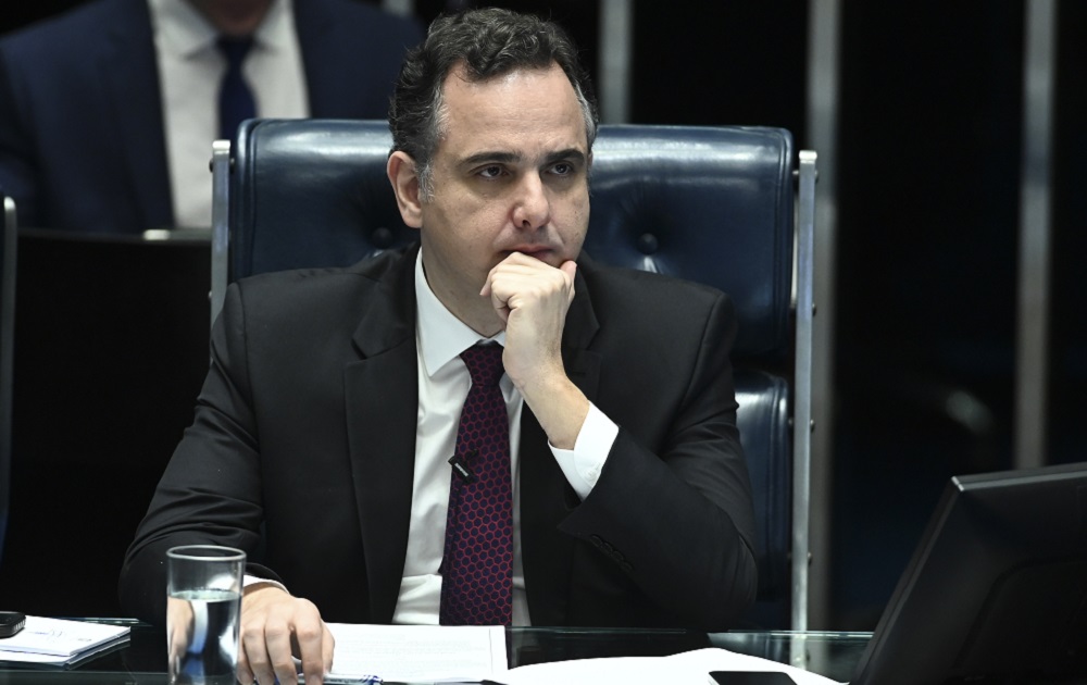 Rodrigo Pacheco critica tratamento das autoridades dos EUA aos brasileiros deportados