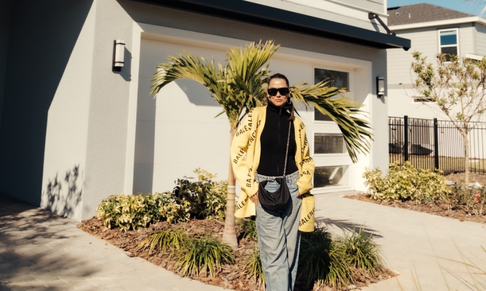 Deborah Secco posa em frente à casa que adquiriu em Orlando, na Flórida