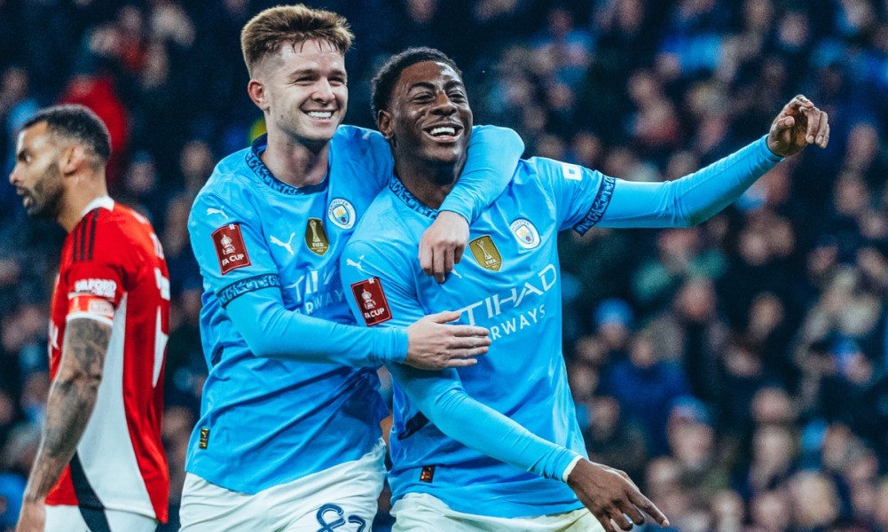 Divin Mubama (à dir.) celebra seu gol, o segundo da goleada do City, com o companheiro James McAtee