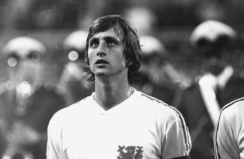 O jogador Johan Cruyff, da Seleção da Holanda, no momento da apresentação do hino nacional, no jogo contra o Brasil pela semifinal da Copa do Mundo de 74