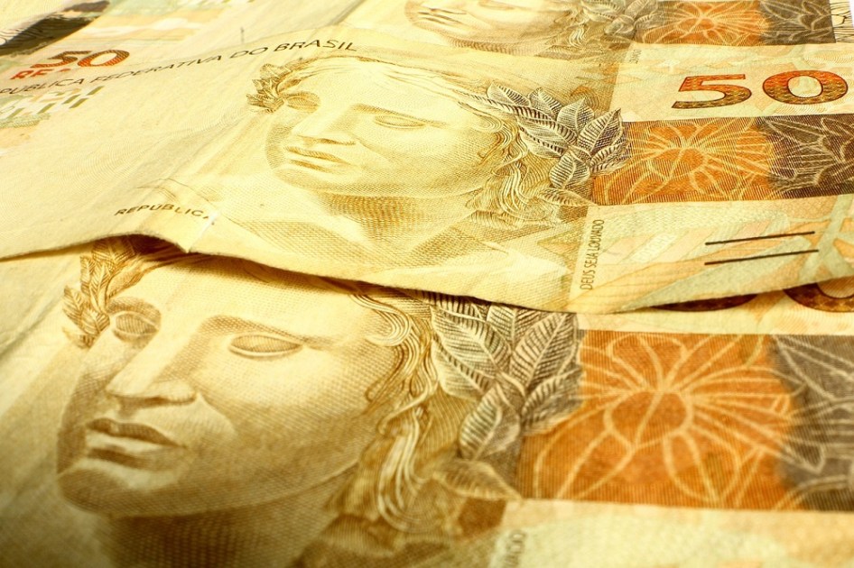 Três notas de R$ 50 enfileiradas na vertical