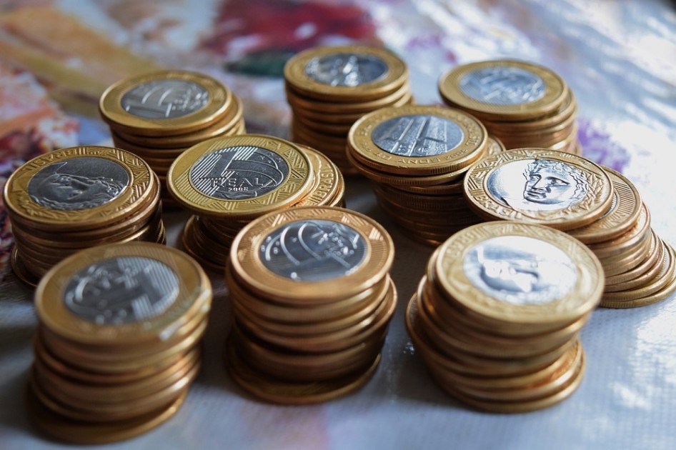 Pilhas pequenas de moedas de 1 real