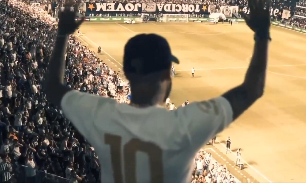 Neymar de costas acenando para a torcida santista na Vila