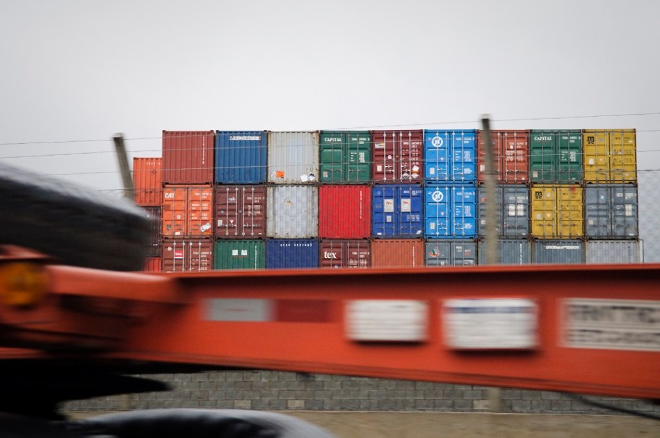 Contêineres em terminal de cargas do Porto de Santos