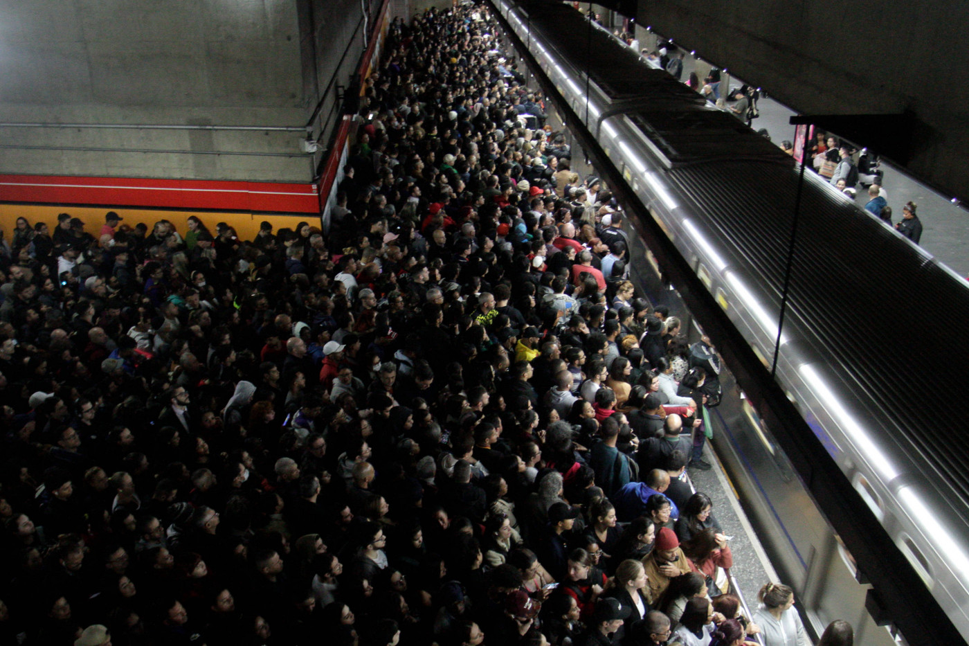 Metrô de São Paulo apresenta falhas nas linhas 1-Azul e 3-Vermelha e causa transtornos na manhã desta terça