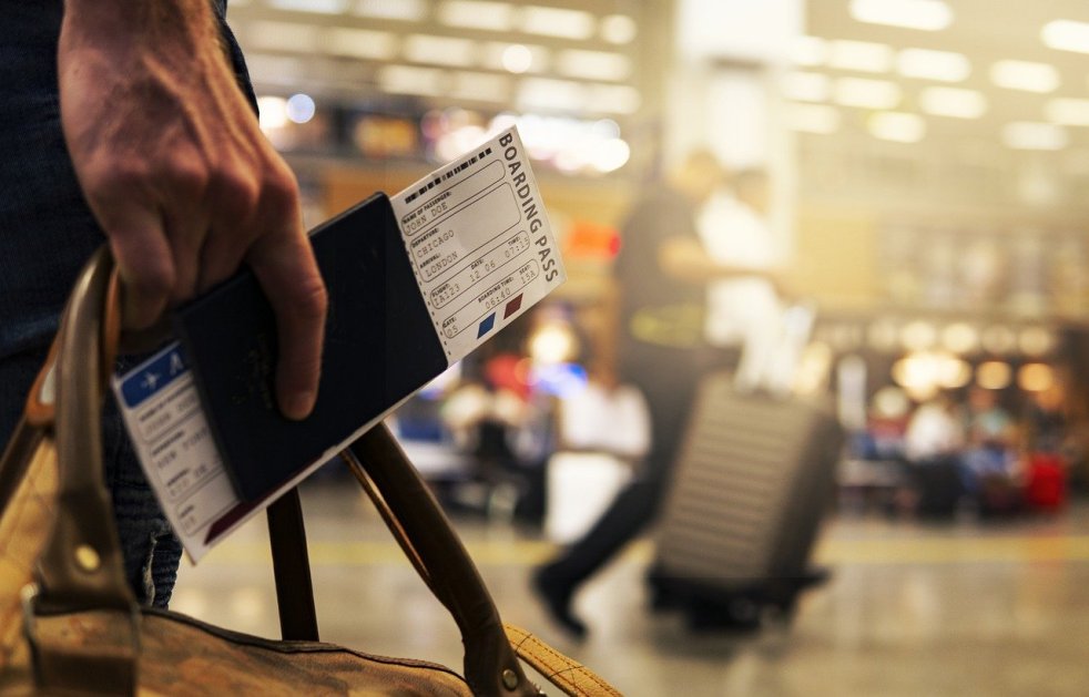 pessoa com passagem na mão