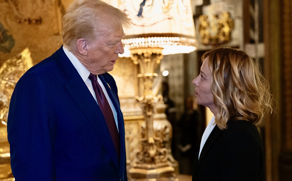 Trump diz que tirou foto com premiê da Itália, sua aliada, ‘por pena’: ‘Me implorou’