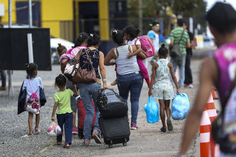 Imigrantes venezuelanos cruzam a fronteira com o Brasil.