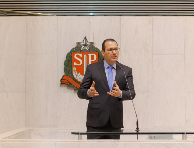 O deputado estadual Rafa Zimbaldi no plenário da Alesp