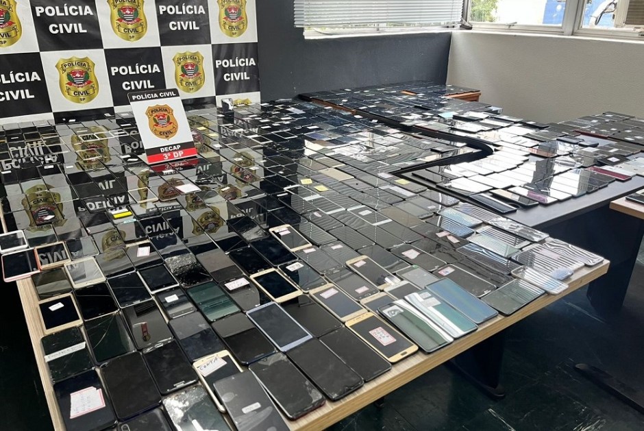 Celulares recuperados pela polícia em operações no Centro de São Paulo e na Baixada Santista