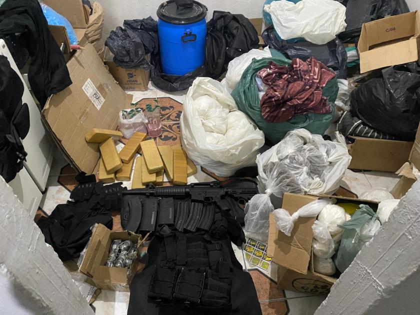 Polícia encontrou um fuzil, dois coletes à prova de balas, oito granadas militares, roupas táticas e outros equipamentos do crime organizado