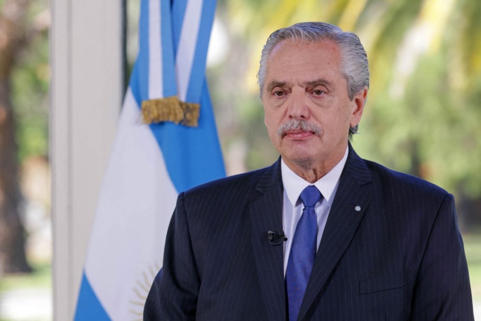Presidente da Argentina, Alberto Fernandez, olhando antes de se dirigir à nação da Residência Presidencial de Olivos, em Olivos, Buenos Aires