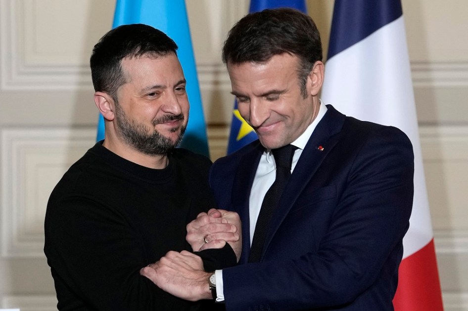 O presidente da França, Emmanuel Macron (dir.), aperta a mão do presidente da Ucrânia, Volodymyr Zelensky (esq.), durante uma conferência de imprensa no palácio presidencial do Eliseu, em Paris